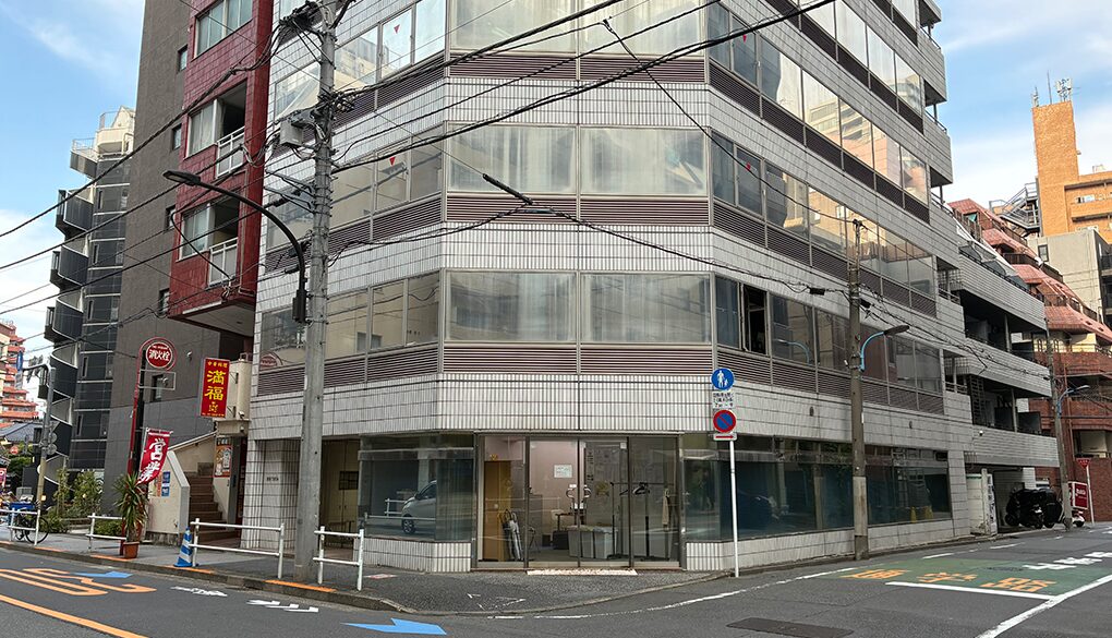 新宿御苑校の外観